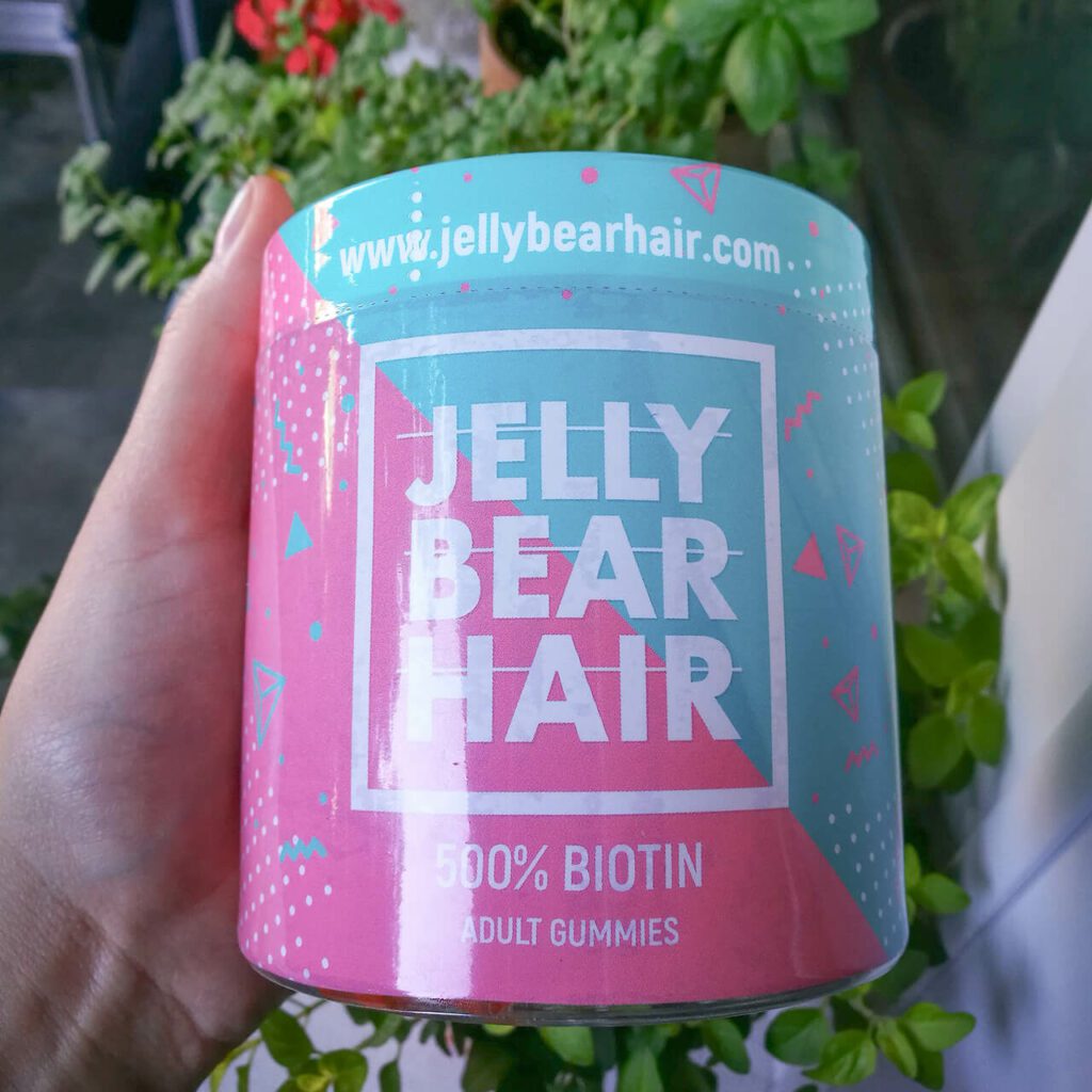 jelly bear hair w ręku